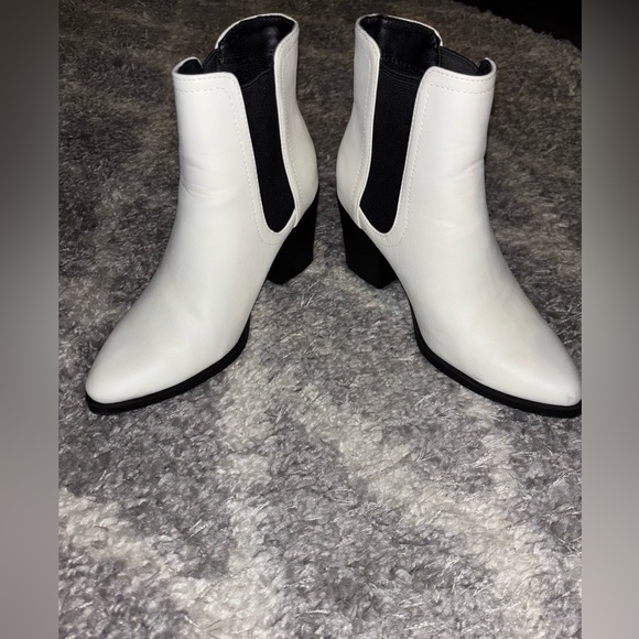 White pointed booties - Picture 6 of 9